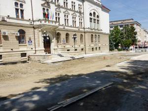 Pietonalul din fata Palatului Administrativ ar urma să fie deschis circulaţiei din 15 august, după finalizarea pavării sale cu granit