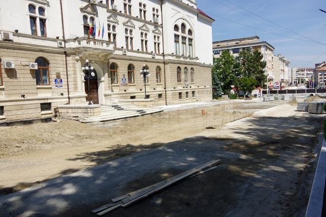 Pietonalul din fata Palatului Administrativ ar urma să fie deschis circulaţiei din 15 august, după finalizarea pavării sale cu granit