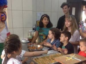 Elevi de la Palatul Copiilor au învăţat cum se fac sărmăluțele din Bucovina