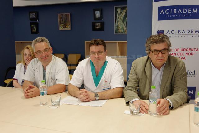 Șapte pacienţi cu afecţiuni rare, operaţi de profesorul Aydin Yücetürk şi de medicii ortopezi de la Spitalul de Urgenţă Suceava