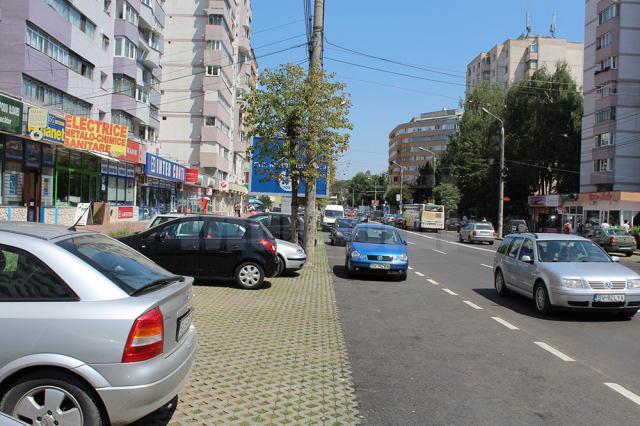 Locurile de parcare create în George Enescu sunt adesea ignorate de şoferi, care parchează unde au chef