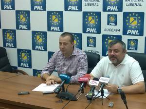 Viceprimarul PNL al Sucevei Lucian Harşovschi şi președintele Organizației Municipale Suceava a PNL, deputatul Ioan Balan