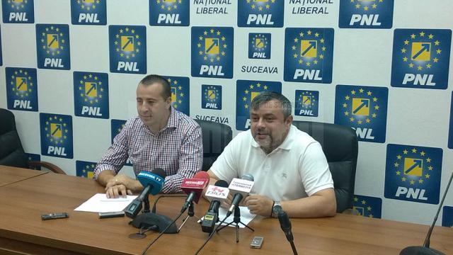 Viceprimarul PNL al Sucevei Lucian Harşovschi şi președintele Organizației Municipale Suceava a PNL, deputatul Ioan Balan