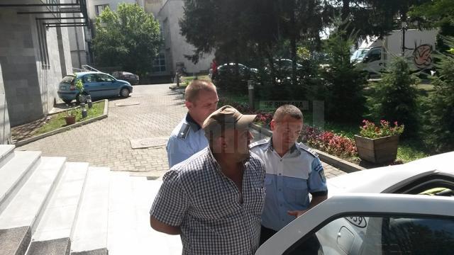 Petru Poroch este acuzat că l-a ameninţat cu moartea pe viceprimarul comunei Şcheia, Ilie Cojoc, şi a lovit doi consăteni cu o piatră