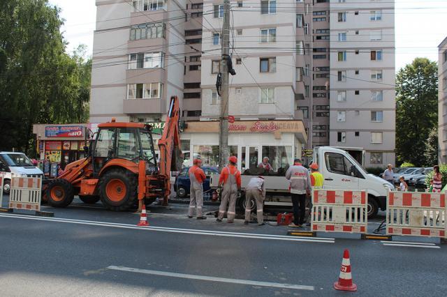 Un sens de circulaţie de pe bulevardul George Enescu a fost blocat de lucrările E.ON la o ţeavă de gaz fisurată
