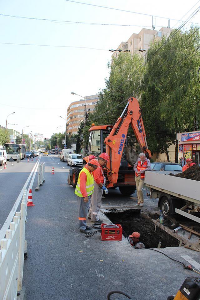 Un sens de circulaţie de pe bulevardul George Enescu a fost blocat de lucrările E.ON la o ţeavă de gaz fisurată