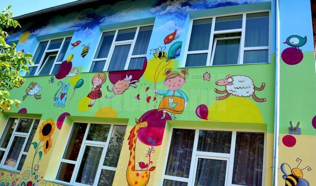 Două grădiniţe din Fălticeni au fost pictate la exterior cu scene din poveşti