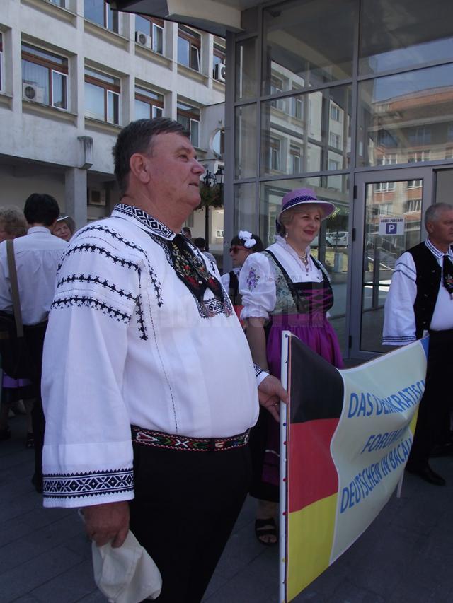 Expoziţie de fotografie, recital de lăută şi parada portului popular la cea de-a XIII-a Întâlnire a germanilor din Bucovina