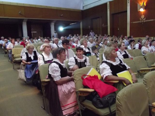 Expoziţie de fotografie, recital de lăută şi parada portului popular la cea de-a XIII-a Întâlnire a germanilor din Bucovina