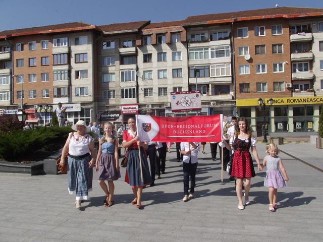 Expoziţie de fotografie, recital de lăută şi parada portului popular la cea de-a XIII-a Întâlnire a germanilor din Bucovina