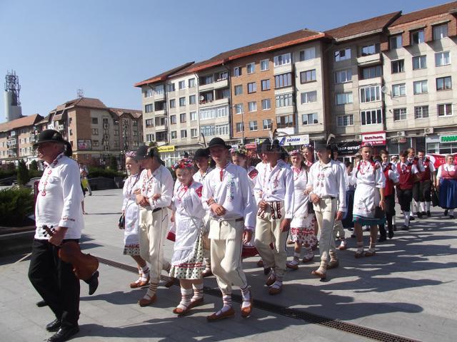 Expoziţie de fotografie, recital de lăută şi parada portului popular la cea de-a XIII-a Întâlnire a germanilor din Bucovina