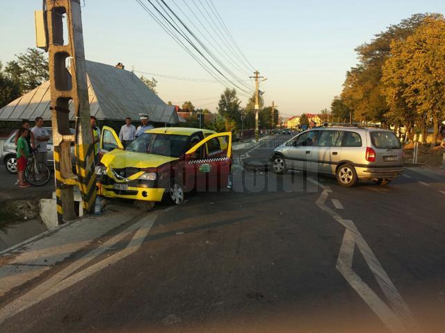 Un pieton în stare gravă, după o coliziune între trei maşini, la Dumbrăveni