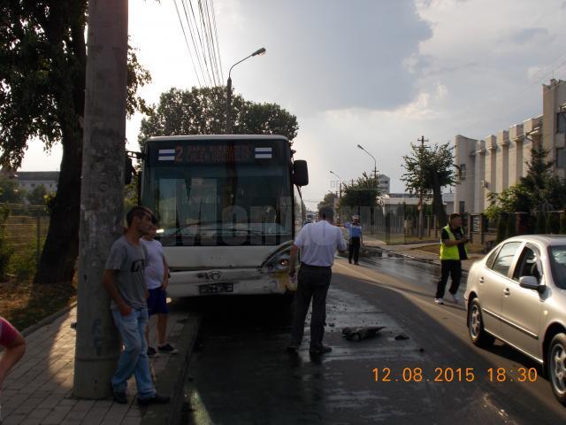 Accident între un autobuz TPL şi o autoutilitară, pe strada Gheorghe Doja