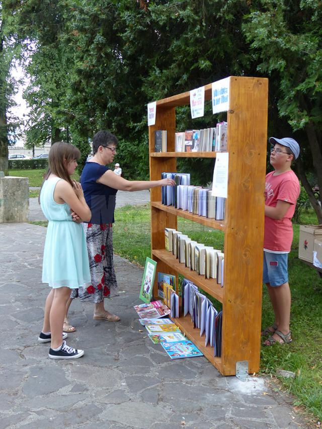 Standul special amenajat în parcul de la Universitate poate fi vizitat pentru împrumutul unei cărţi între orele 17.00-20.00