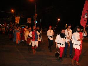 Paradă cu făclii pe străzile Sucevei