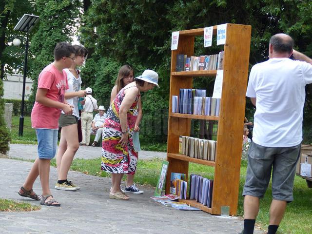 Zeci de suceveni au vizitat Parcul Cărţilor - Biblioteca în aer liber