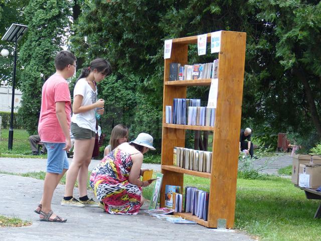 Zeci de suceveni au vizitat Parcul Cărţilor - Biblioteca în aer liber