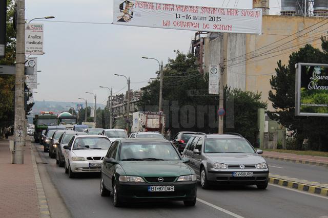 Luna august a devenit un adevărat coşmar pentru cei care au de circulat zi de zi pe arterele principale ale Sucevei