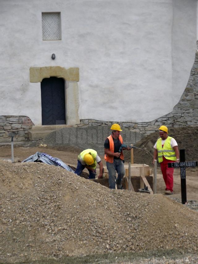 În incinta ansamblului monumental Biserica Sf. Simion - Turnul Roşu va fi sfinţit astăzi un khacikar