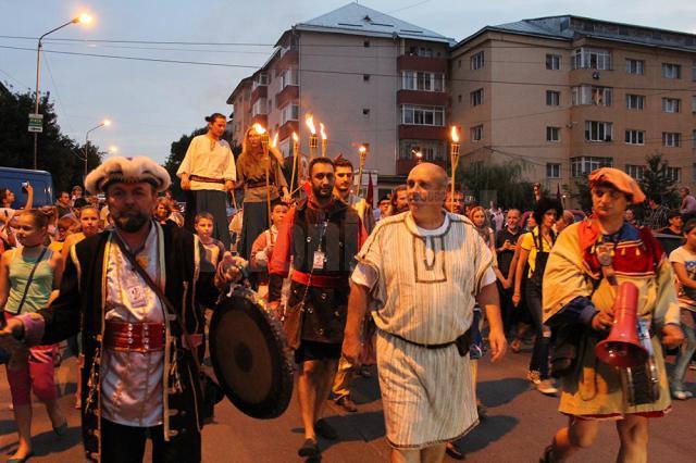 Parada Festivalului Medieval de la Suceava este cea mai mare din ţară