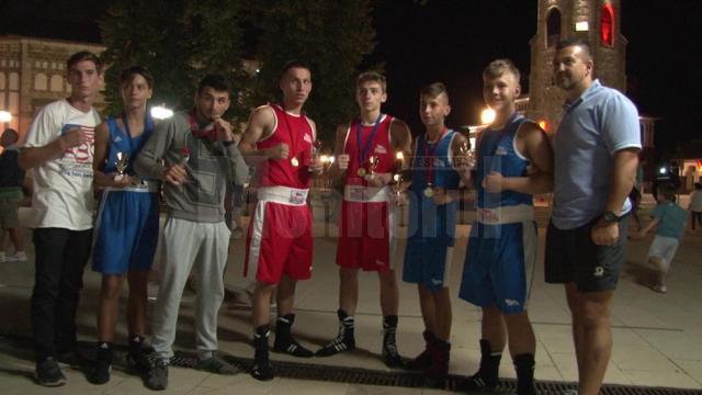 Sportivii antrenorului de box Andu Vornicu, după competiţia de la Piatra Neamţ