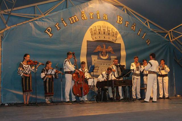 Ansamblul “Plaiurile Dornelor” a câştigat Trofeul Festivalului “Lină Chiralină” de la Brăila