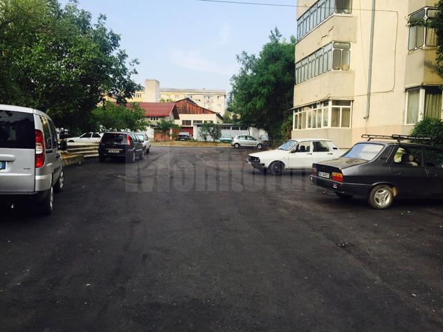 Cea mai mare parcare rezidenţială amenajată de Primăria Suceava până acum, între blocuri, a fost finalizată