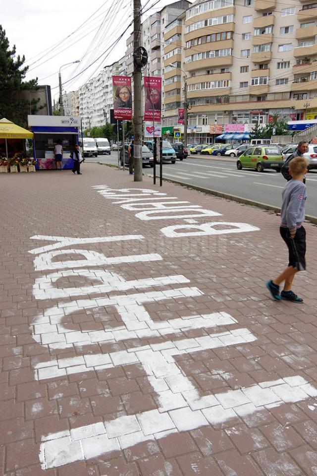 Un trotuar abia refăcut din Suceava, „pictat” abuziv cu un mesaj publicitar