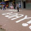 Un trotuar abia refăcut din Suceava, „pictat” abuziv cu un mesaj publicitar