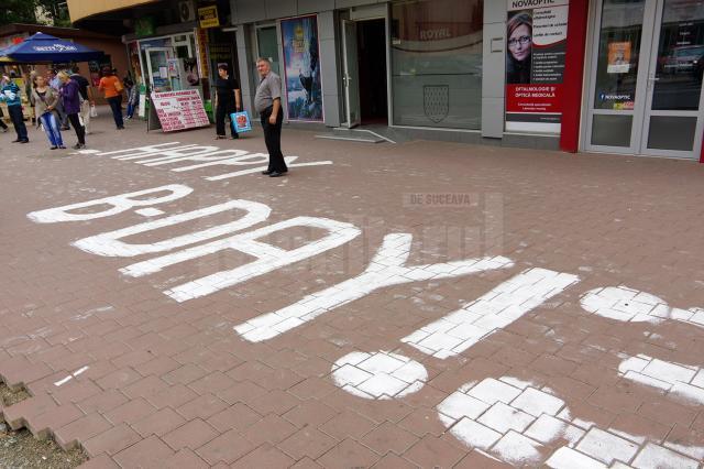 Un trotuar abia refăcut din Suceava, „pictat” abuziv cu un mesaj publicitar