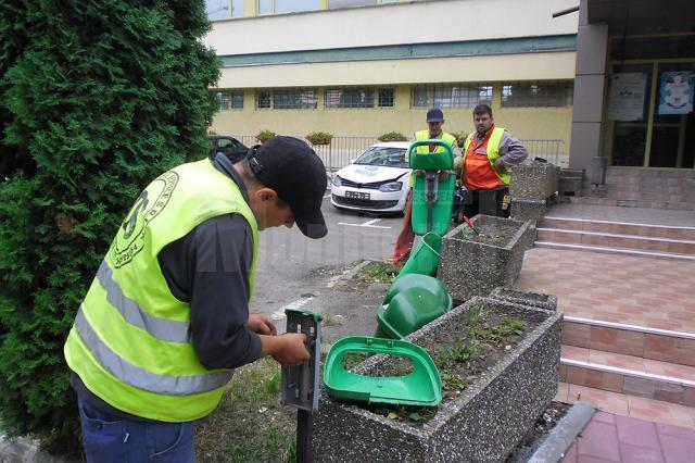 Cele 500 de coşuri de gunoi stradale sunt puse de Diasil, în baza contractului încheiat cu Primăria Suceava