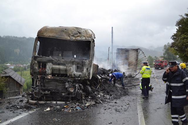 Acum câteva zile două vehicule grele s-au ciocnit şi au luat foc pe DN 17, la Vama