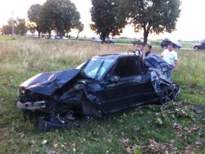 Ciocnire între două maşini, într-o intersecţie periculoasă