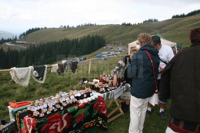 Câteva mii de turişti de pe Transrarău au făcut popas la Festivalul "Comorile Muntelui"