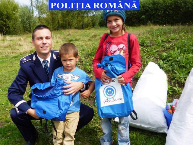 Peste 20 de familii sărace au primit rechizite pentru copii, în cadrul unei campanii a Poliţiei