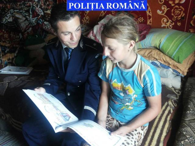 Peste 20 de familii sărace au primit rechizite pentru copii, în cadrul unei campanii a Poliţiei