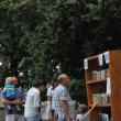 Pe parcursul zilelor în care standul de carte a fost amplasat în Parcul Universităţii, sute de suceveni şi-au arătat interesul pentru a răsfoi paginile cărţilor
