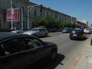 Traficul rutier în Rădăuţi a fost ieri strangulat aproape în totalitate de lucrările care se execută în centrul aşezării