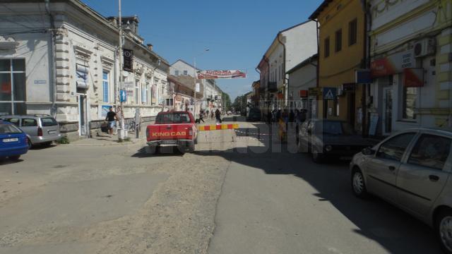 Traficul rutier în Rădăuţi a fost ieri strangulat aproape în totalitate de lucrările care se execută în centrul aşezării