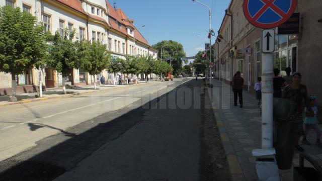 Traficul rutier în Rădăuţi a fost ieri strangulat aproape în totalitate de lucrările care se execută în centrul aşezării