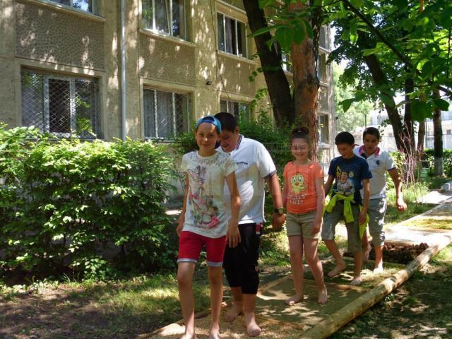 Singura alee terapeutică din regiunea de Nord-Est a fost amenajată la Colegiul „Petru Rareş” de voluntari din Ciumârna