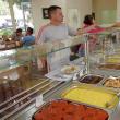 Zeci de feluri de mâncare sunt oferite clienţilor „Ca la mama”, care aleg singuri care să le fie meniul zilei