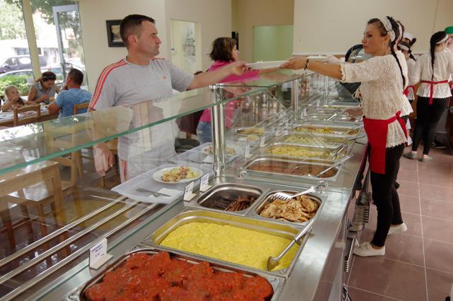 Zeci de feluri de mâncare sunt oferite clienţilor „Ca la mama”, care aleg singuri care să le fie meniul zilei