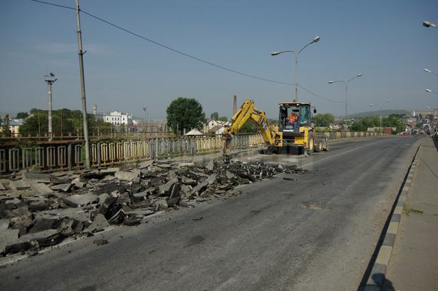 Pasarela CFR de la Iţcani este închisă traficului rutier pentru două luni