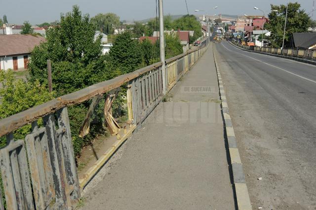 Pasarela CFR de la Iţcani este închisă traficului rutier pentru două luni