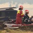 Doi pasageri din avionul prăbuşit au fost transportaţi la ambulanţe cu ajutorul şenilatelor din dotarea SMURD