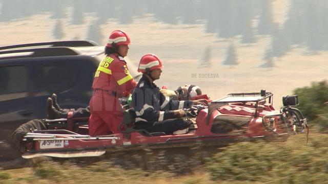 Doi pasageri din avionul prăbuşit au fost transportaţi la ambulanţe cu ajutorul şenilatelor din dotarea SMURD