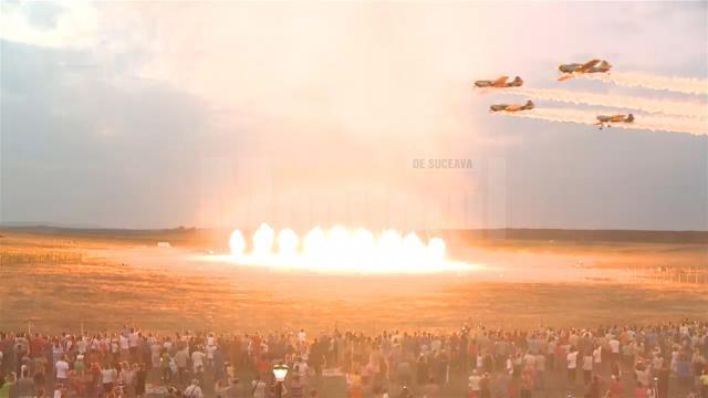 Efectele pirotehnice spectaculoase de la sol şi avioane care au trecut prin „foc” au încheiat după-amiaza de sâmbătă