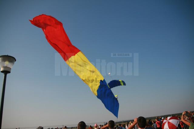 Steag de 500 de metri pătraţi, purtat pe cerul Sucevei