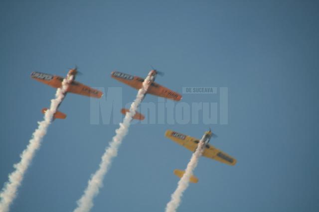 Acrobaţii aeriene spectaculoase, adrenalină şi manevre ameţitoare, la spectacolul aviatic Suceava Air Show